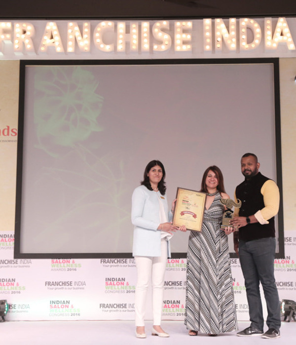 Neeru-Radhakrishnan-accepts-the-Regional-Salon-of-the-Year-Premium-South-for-Play-Salon