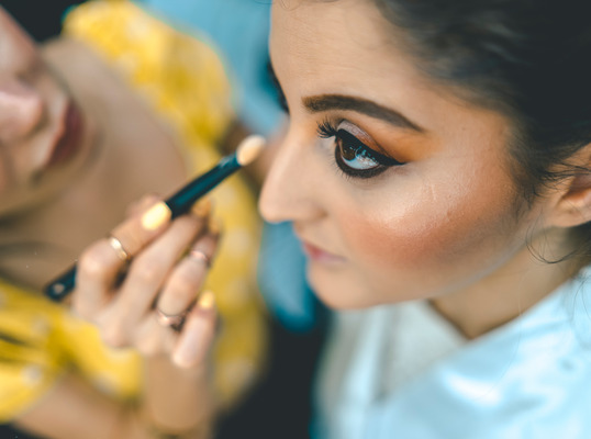 Eye make up applying-make-up-bride-wedding-ceremony